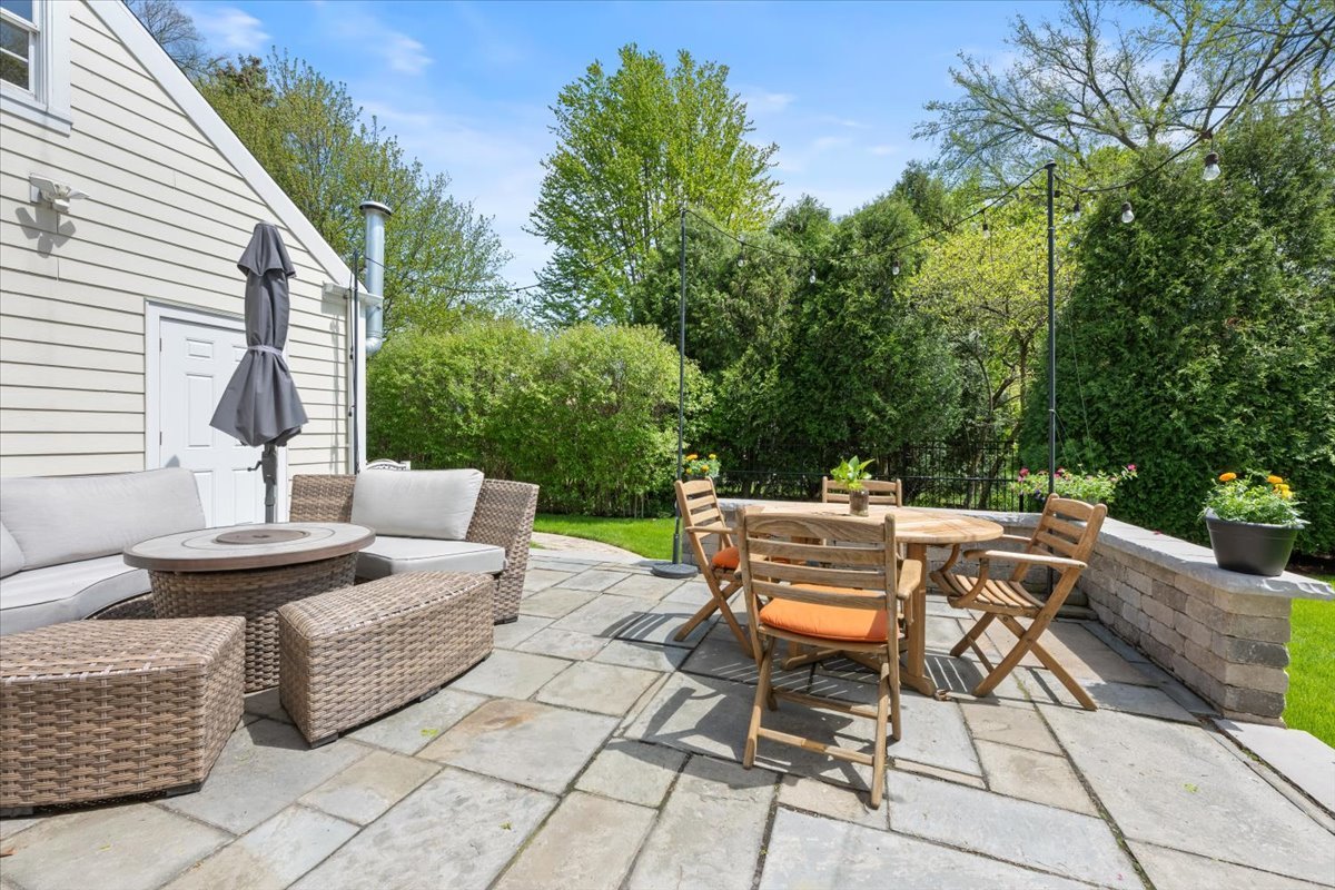 910 Chippewa Lane Wilmette, IL 60091 - Photo 33 of 38 a view of backyard with sitting area