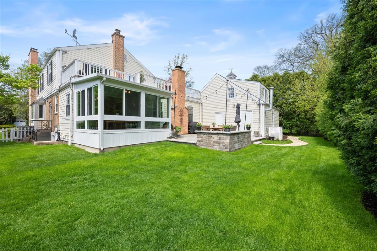 910 Chippewa Lane Wilmette, IL 60091 - Photo 34 of 38 a front view of a house with a garden