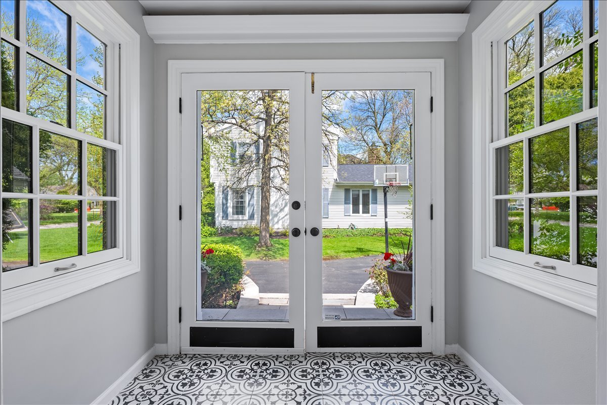 910 Chippewa Lane Wilmette, IL 60091 - Photo 4 of 38 a view of front door and porch