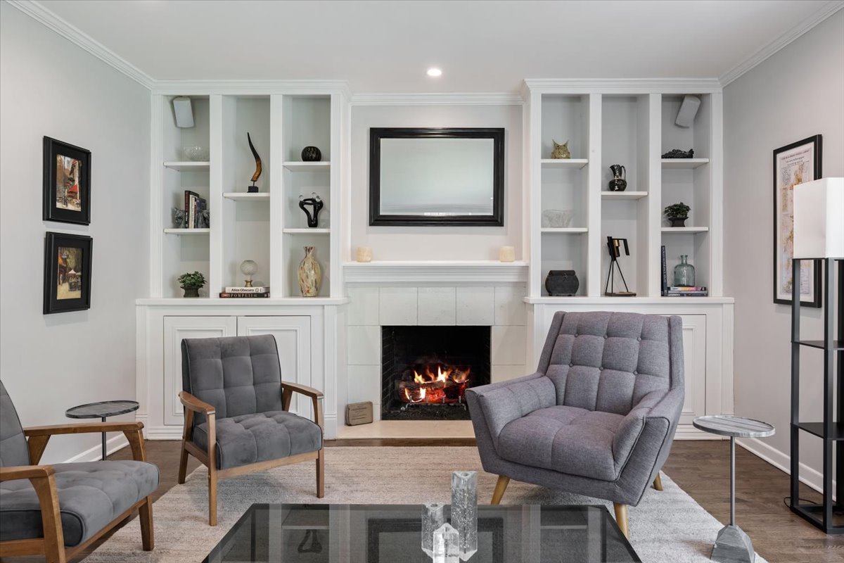 910 Chippewa Lane Wilmette, IL 60091 - Photo 7 of 38 a living room with furniture and a fireplace