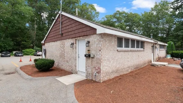 a view of a house with backyard
