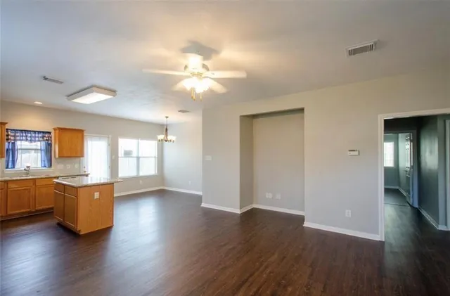 $1,695 | 235 North Fowlkes Street, Sealy, TX 77474