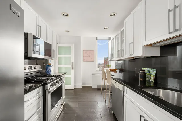 $4,395,000 | 300 East 77th Street, Unit 30B | Lenox Hill