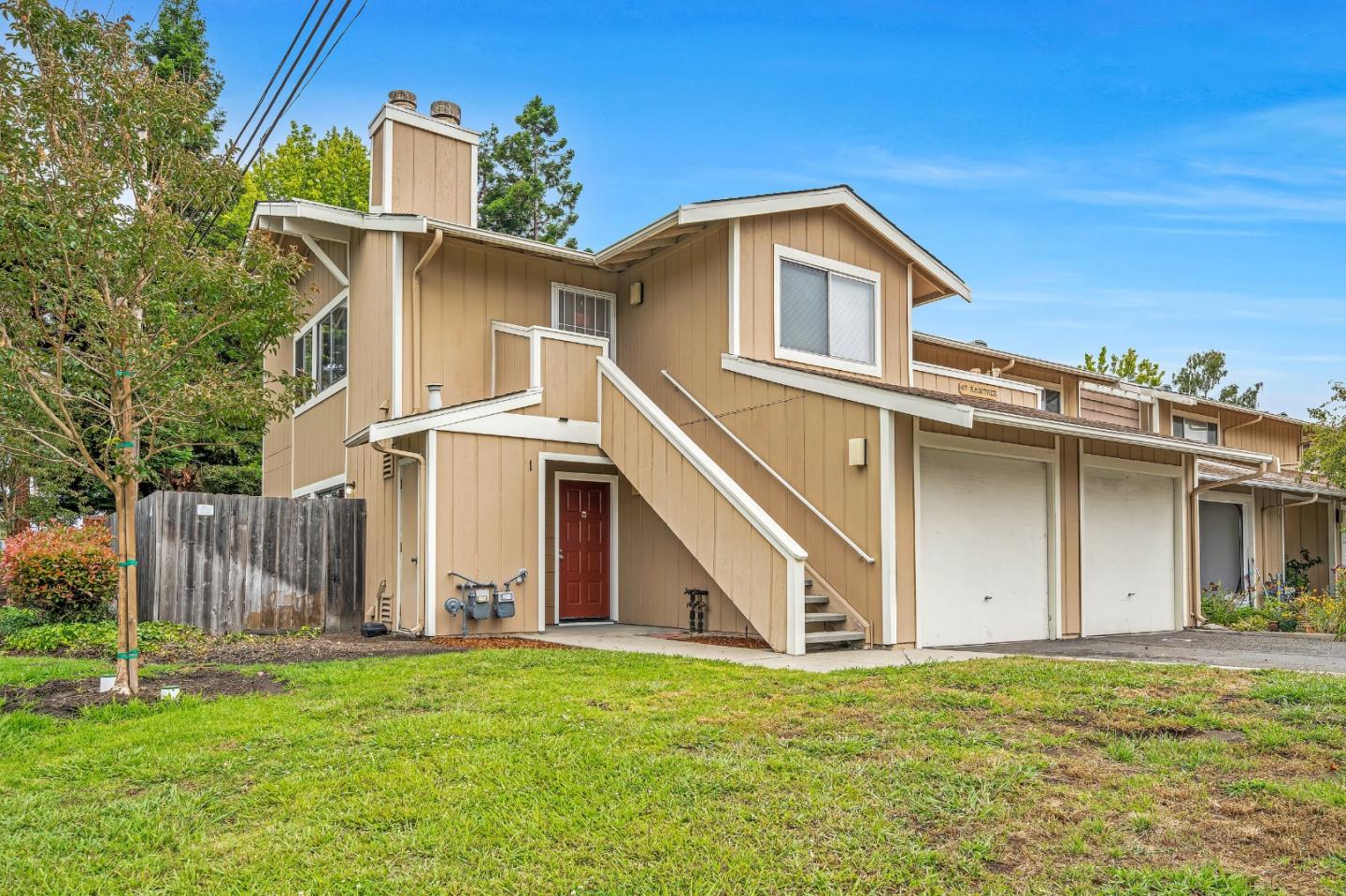 a view of a house with backyard