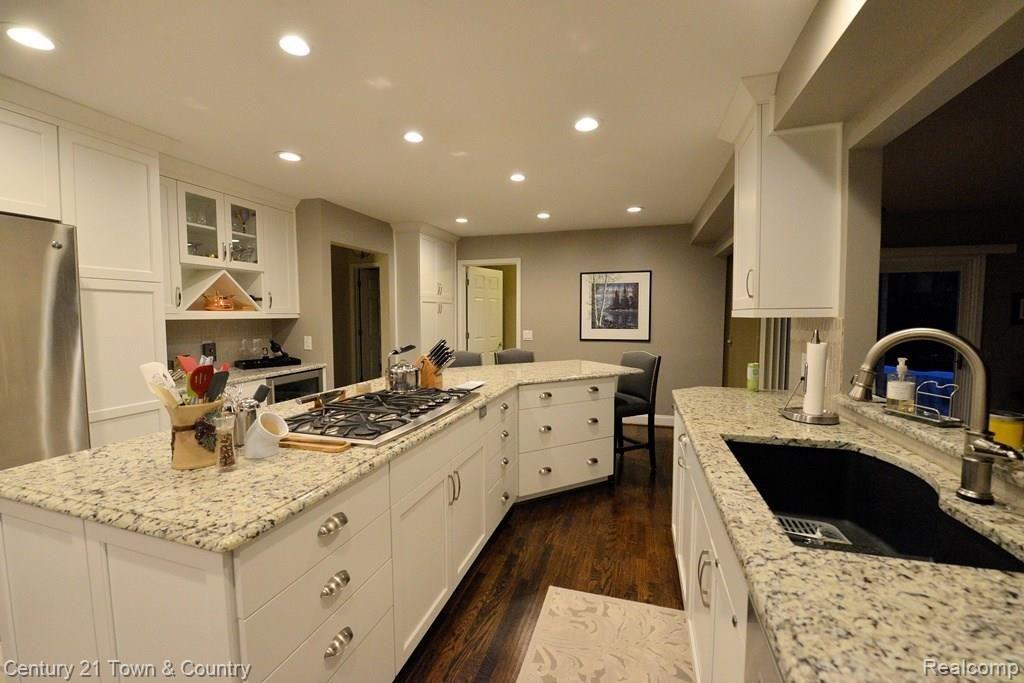 372 Shellbourne Drive Rochester Hills, MI 48309 - Photo 2 of 45