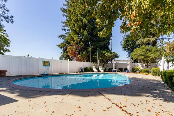 a view of a backyard