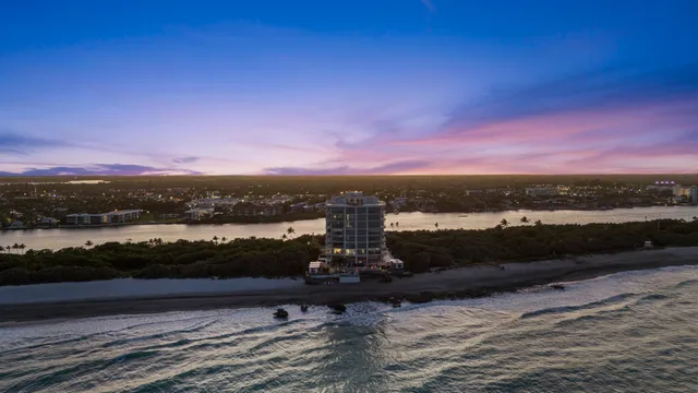 a view of a roof with sitting space