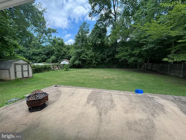 a view of a house with backyard and garden