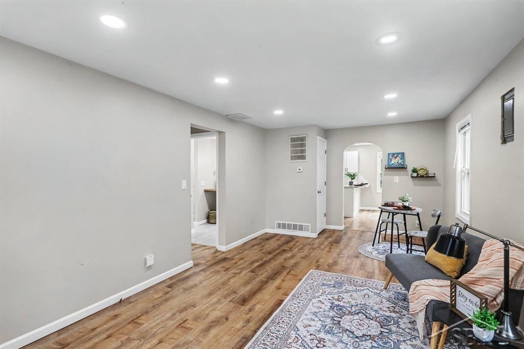 2980 East Stewart Road Midland, MI 48640 - Photo 5 of 20 Gallery Image 5