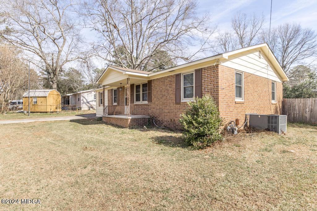 4632 Brookhaven Road Macon, GA 31206 - Photo 4 of 20 a front view of a house with a yard