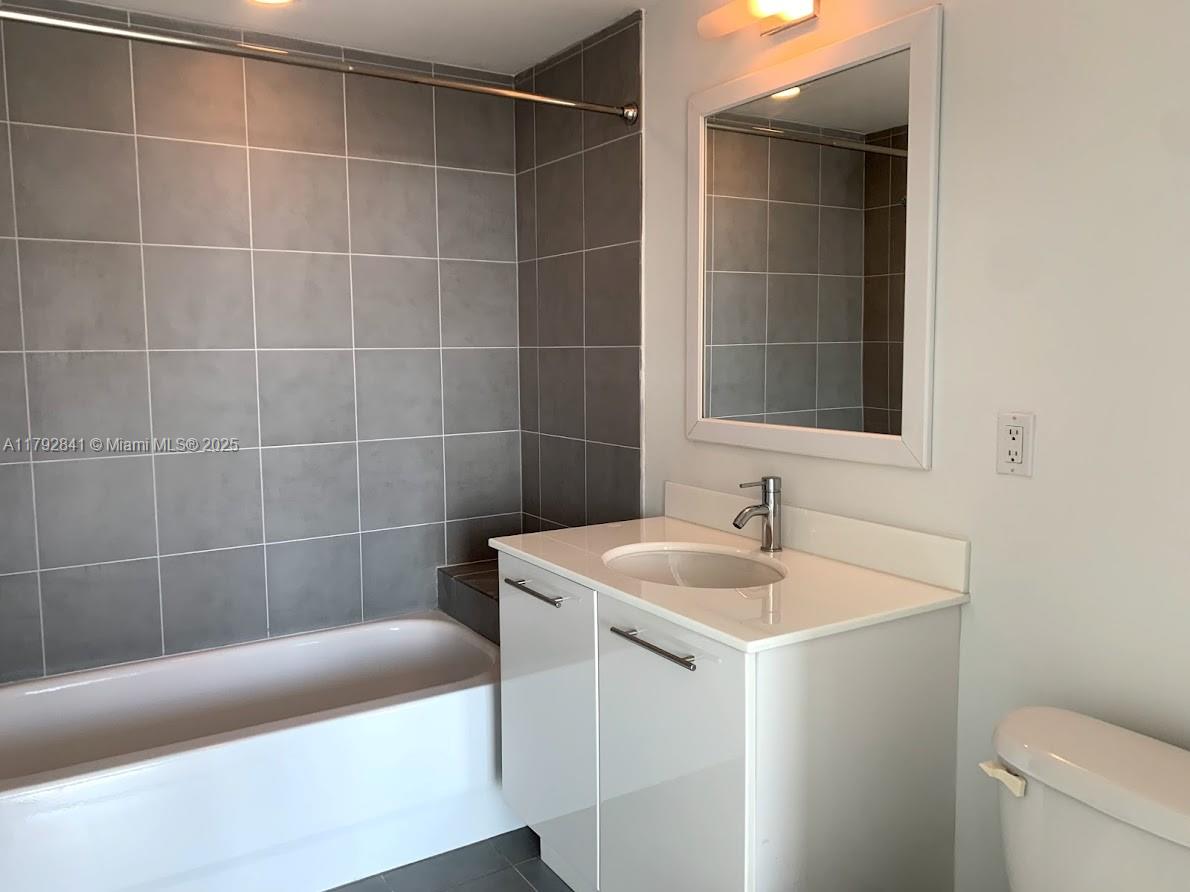92 Southwest 3rd Street, Unit 3903 Miami, FL 33130 - Photo 14 of 25 a bathroom with a sink and a bathtub