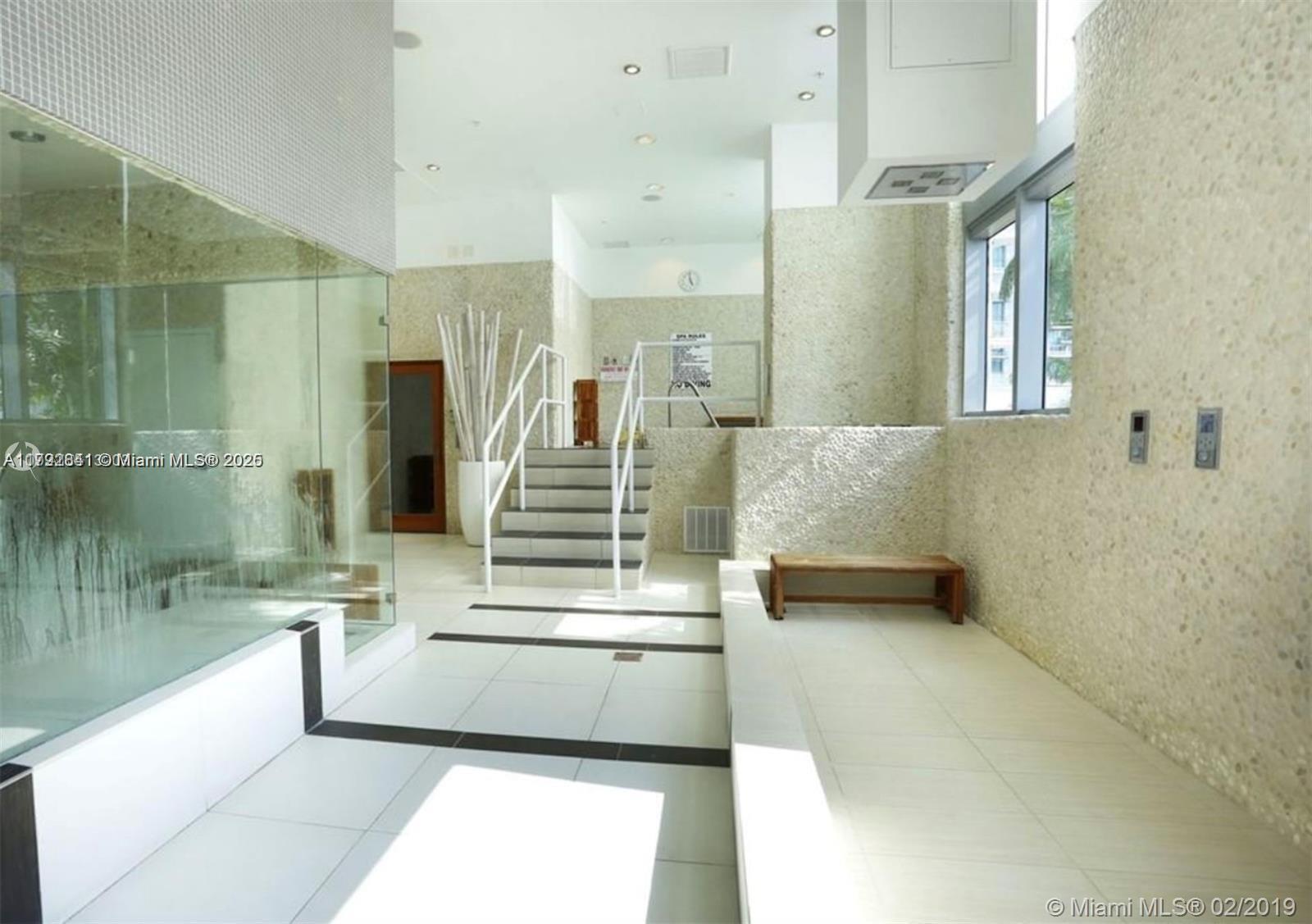 92 Southwest 3rd Street, Unit 3903 Miami, FL 33130 - Photo 24 of 25 a view of a bathroom with a tub and shower