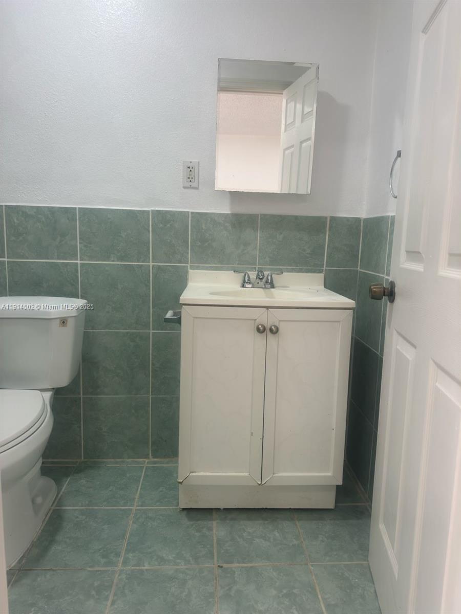 12539 Southwest 259th Street, Unit B Homestead, FL 33032 - Photo 9 of 11 a utility room with a washer and dryer