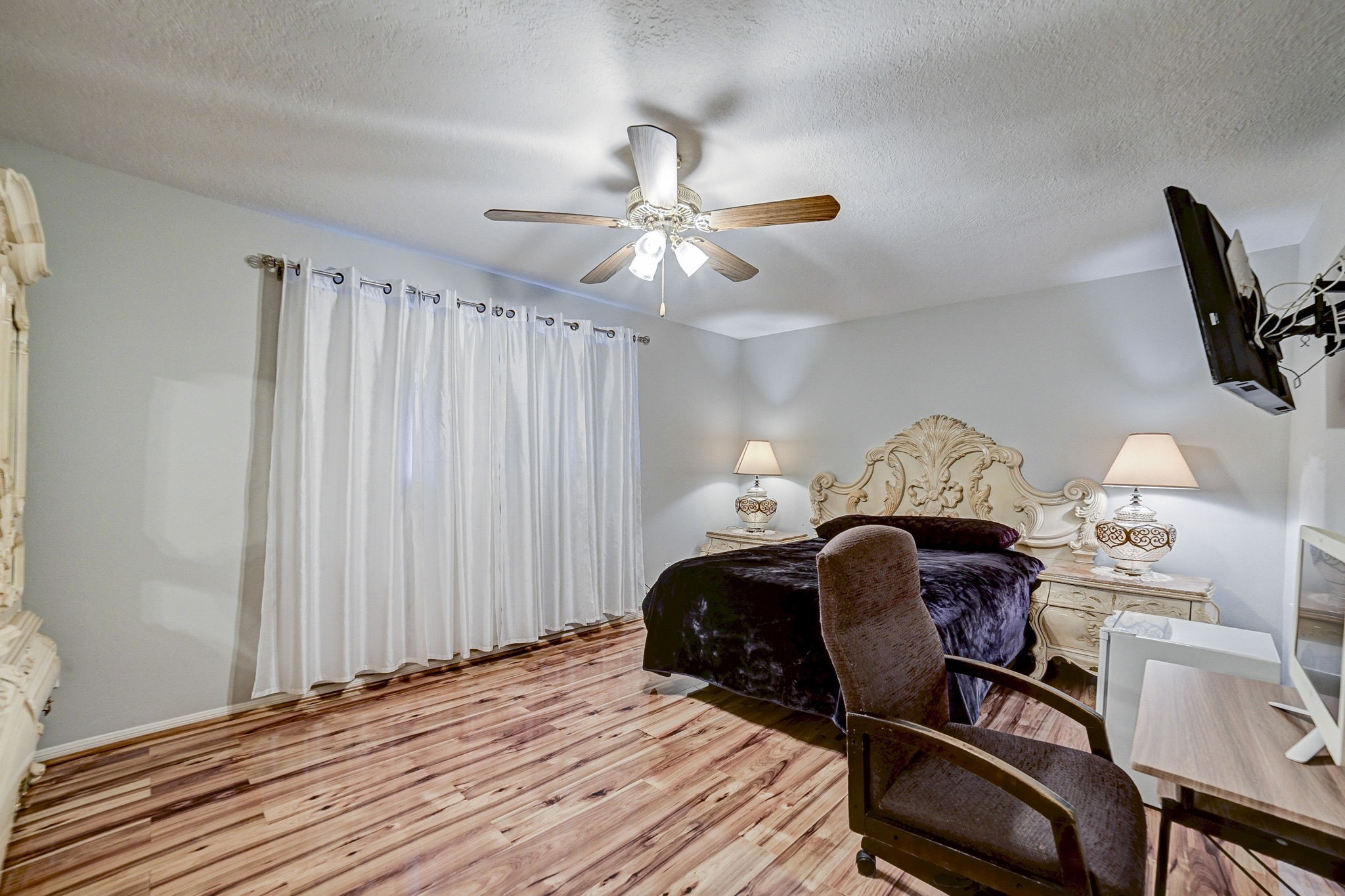 7900 Westheimer Road, Unit 202 Houston, TX 77063 - Photo 21 of 27 a bedroom with a bed and a chandelier