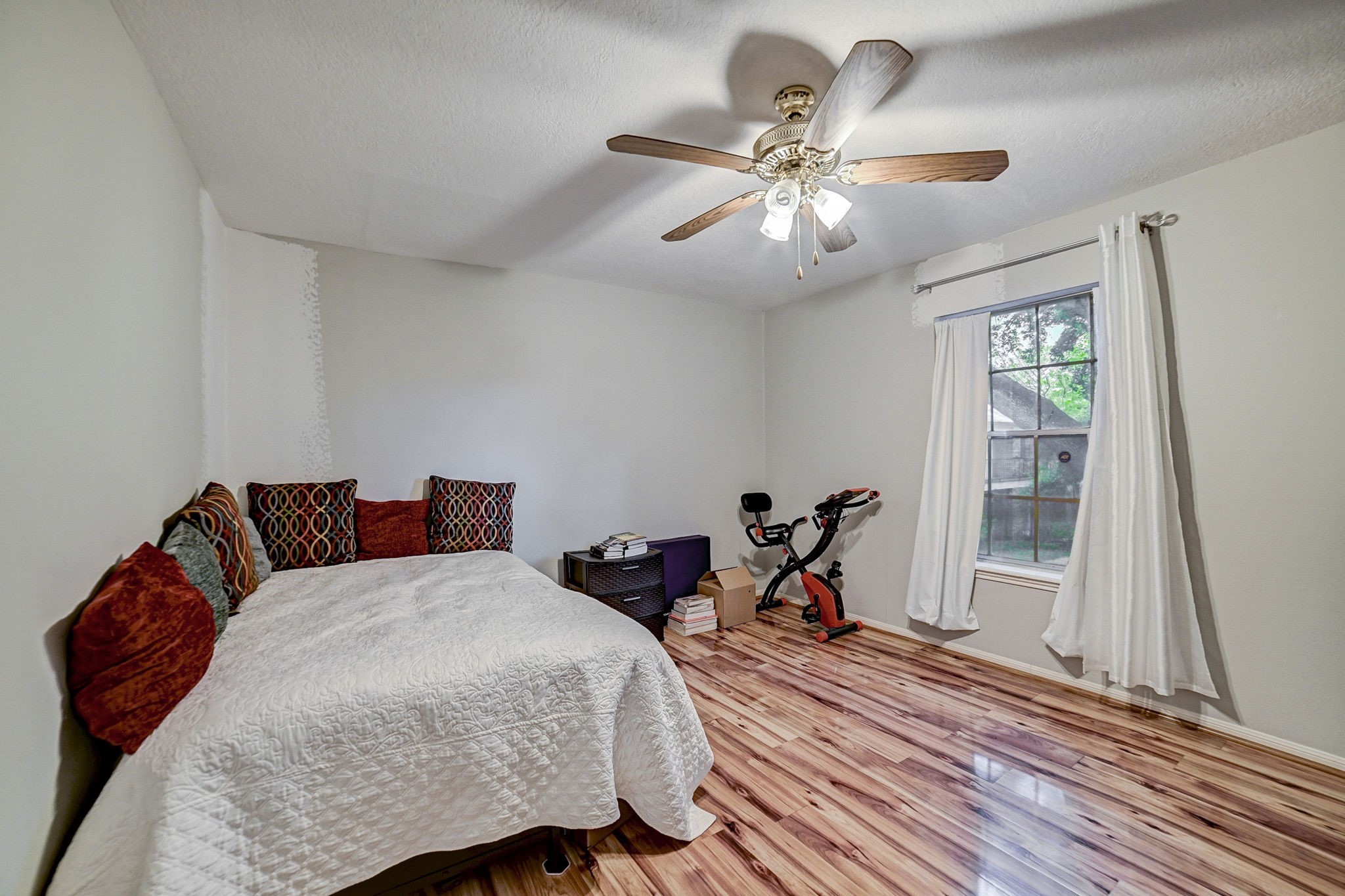 7900 Westheimer Road, Unit 202 Houston, TX 77063 - Photo 23 of 27 a bedroom with a bed and a chandelier