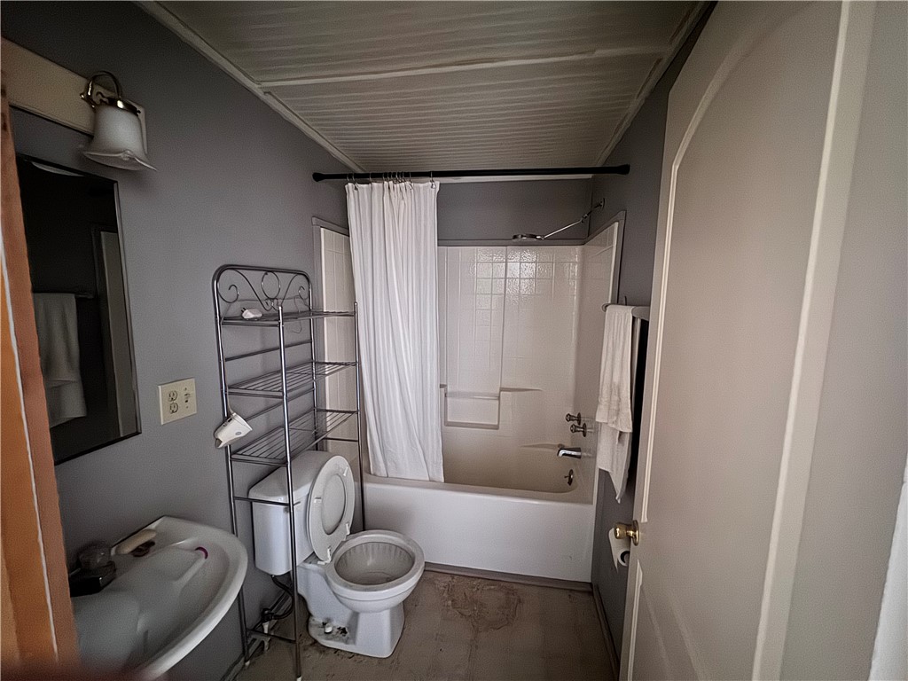 21188 South Cheyenne Road Yucca, AZ 86438 - Photo 21 of 24 Full bathroom with shower / tub combo with curtain and a sink