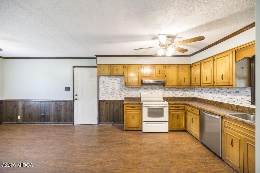 5624 Rogers Road Lizella, GA 31052 - Photo 15 of 39 a large kitchen with stainless steel appliances granite countertop a stove and a sink