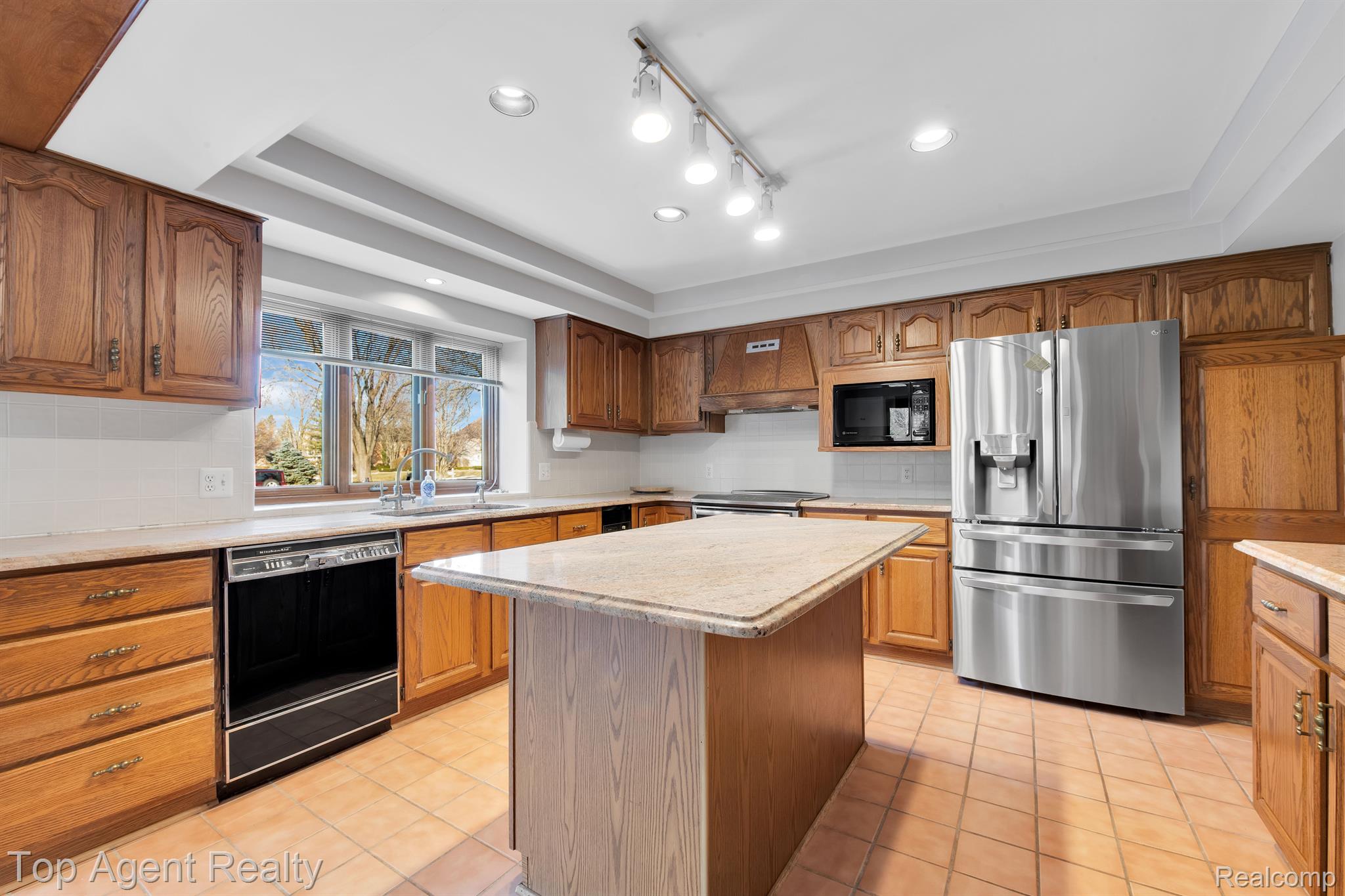 4871 Rivers Edge Drive Troy, MI 48098 - Photo 15 of 48