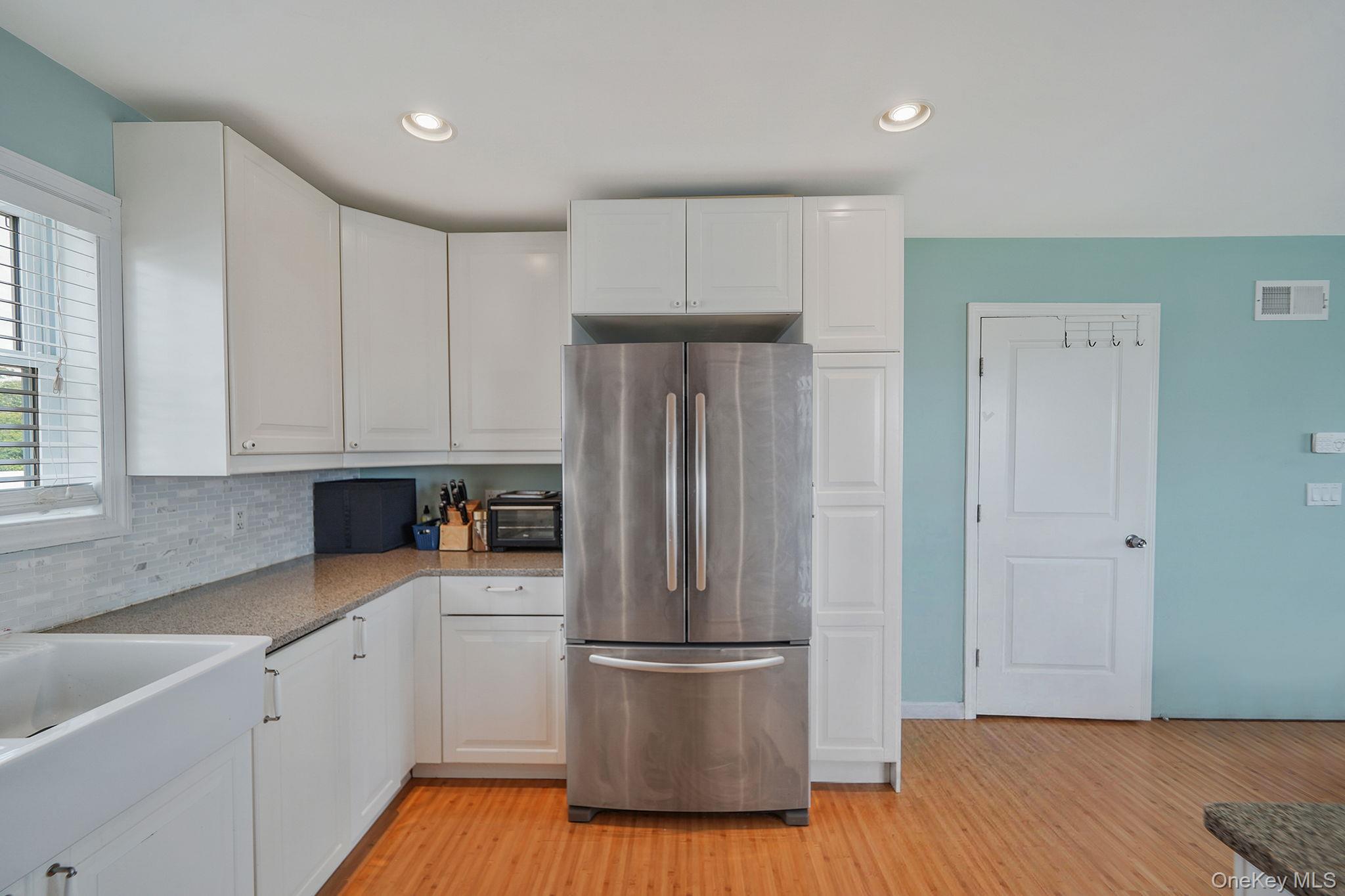 374 Rider Avenue Patchogue, NY 11772 - Photo 9 of 24