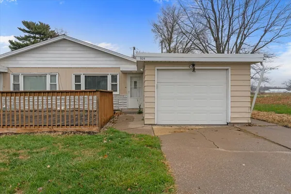 $1,100 | 925 2nd Avenue East, Milan, IL 61264
