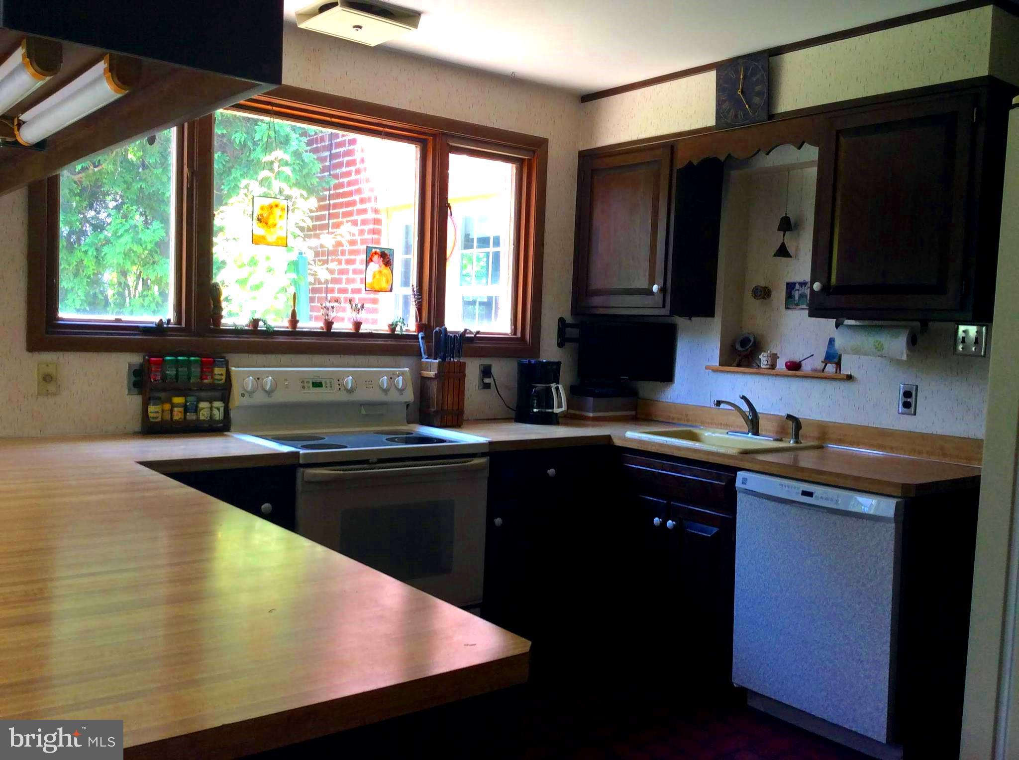 408 West Garden Road Oreland, PA 19075 - Photo 10 of 32 Kitchen