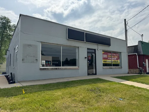 a view of a house with backyard and porch