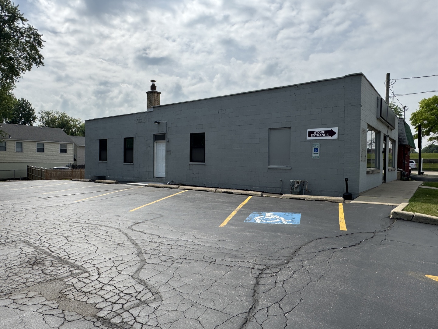 6-21 North 9th Street St. Charles, IL 60174 - Photo 18 of 23 a backyard of a house with table and chairs