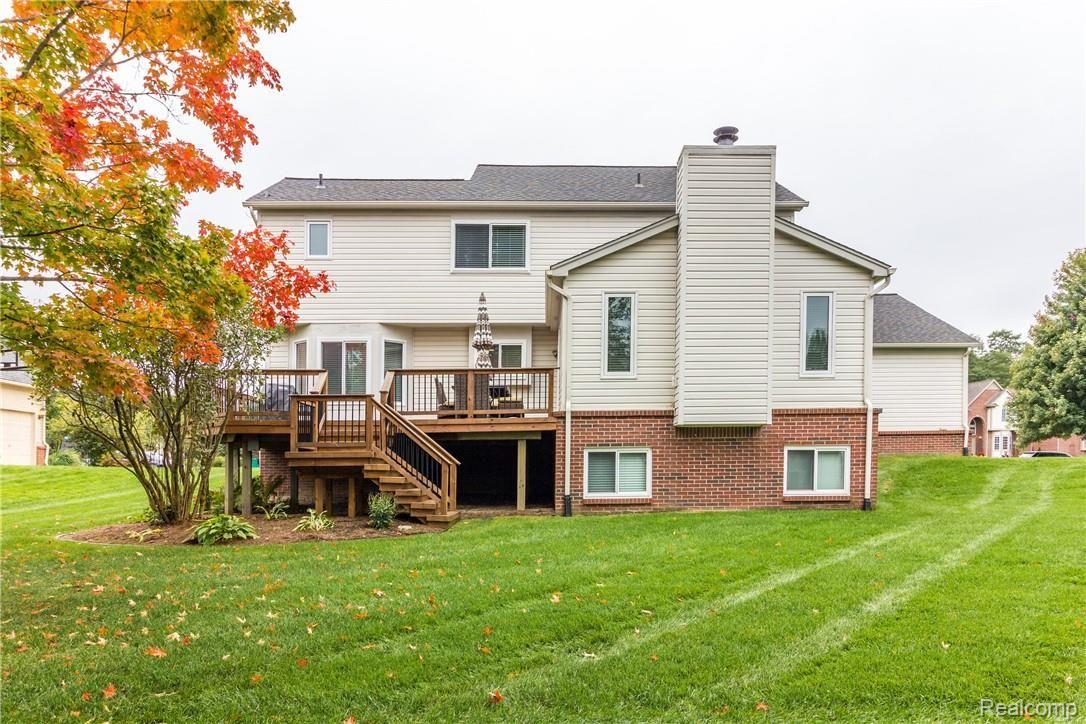 916 Ridgeview Circle Lake Orion, MI 48362 - Photo 8 of 70 Exteriors (7 of 8).jpg