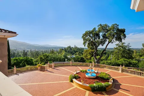 a view of a livingroom with furniture and a dining table