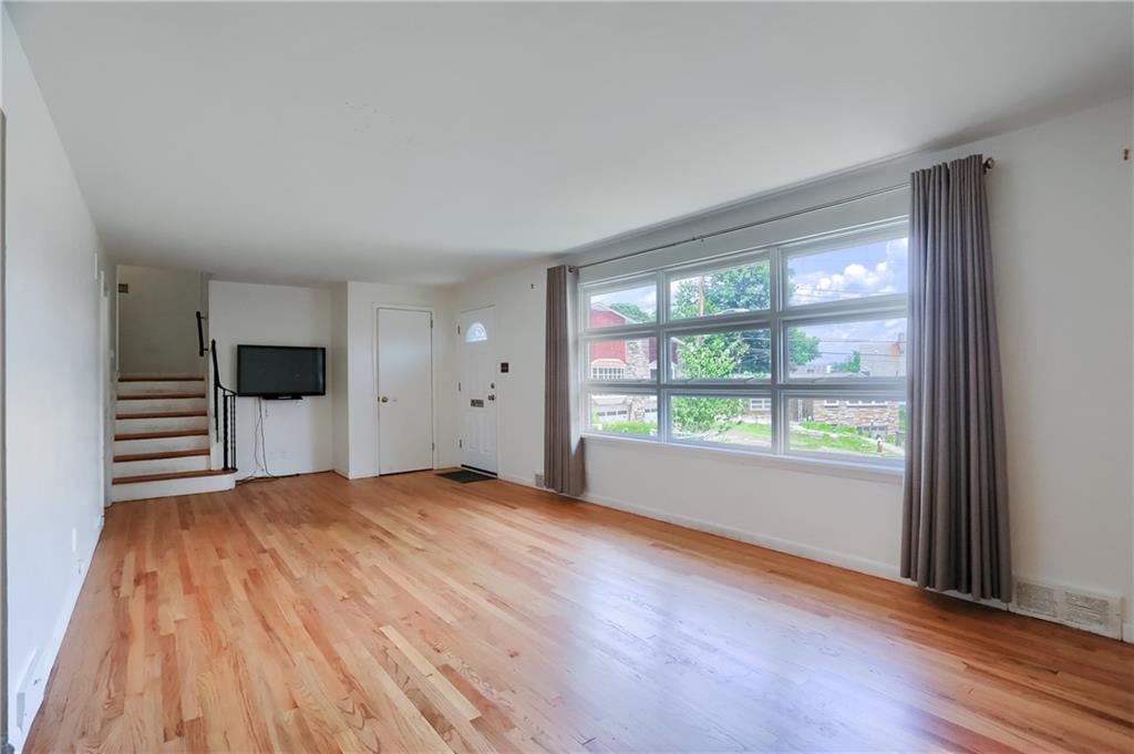 5504 Rippey Place Pittsburgh, PA 15206 - Photo 6 of 37 AMAZING natural light