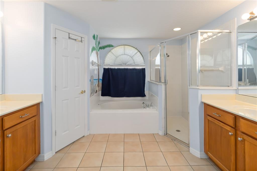 4136 Maidu Court St. Cloud, FL 34772 - Photo 19 of 40 a bathroom with a tub a sink and mirror
