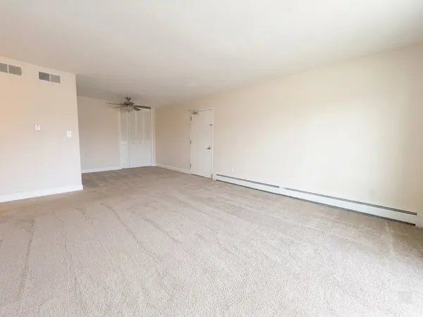 $1,625 | 915 Westmoreland Drive, Unit 9, Vernon Hills, IL 60061