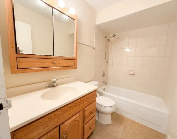 $1,625 | 915 Westmoreland Drive, Unit 9, Vernon Hills, IL 60061