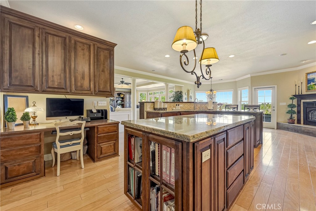 11126 Livingston Cressey Road Livingston, CA 95334 - Photo 36 of 75 Kitchen desk space