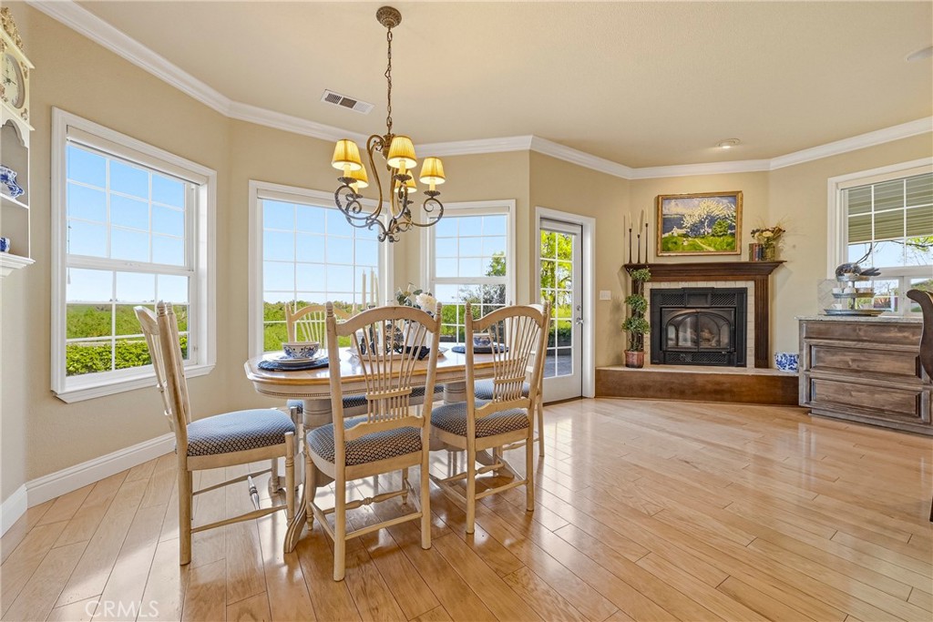 11126 Livingston Cressey Road Livingston, CA 95334 - Photo 40 of 75 Breakfast nook