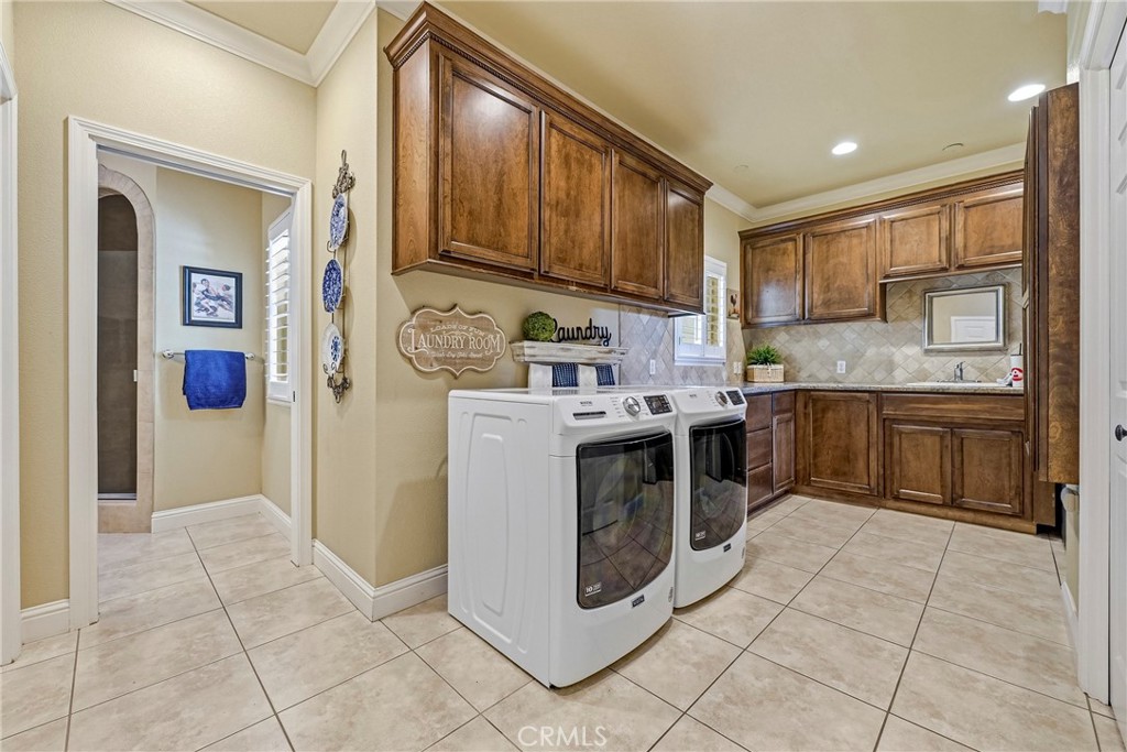 11126 Livingston Cressey Road Livingston, CA 95334 - Photo 42 of 75 Laundry & mud room with view into third full bathroom