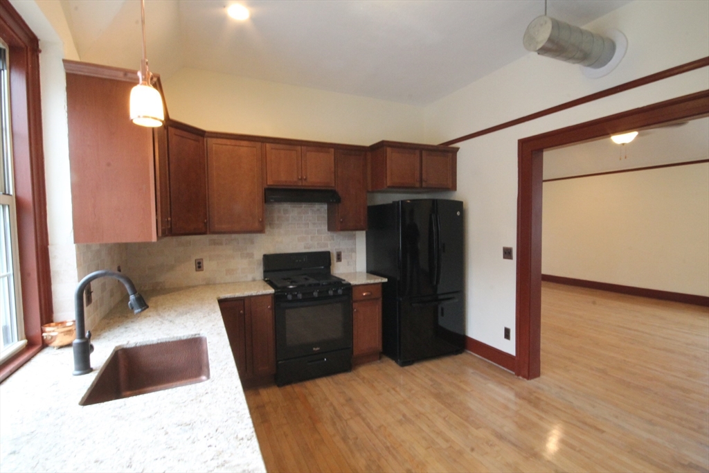 1043 Sumner Avenue Springfield, MA 01118 - Photo 8 of 23