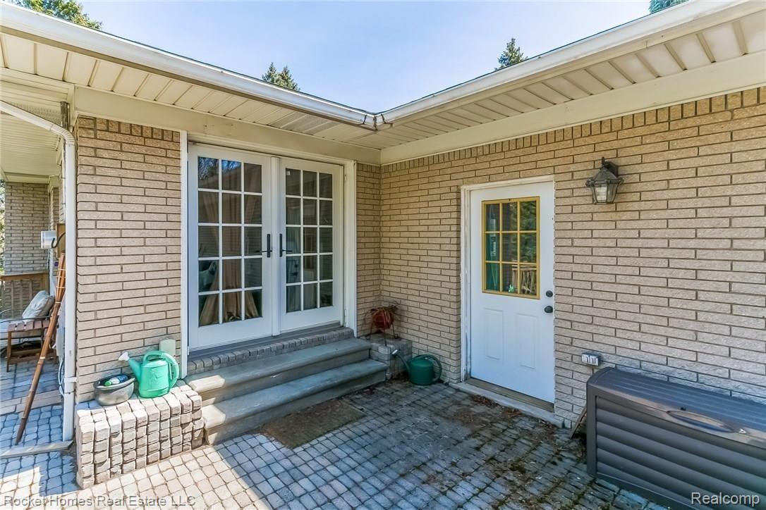 1012 Stellma Lane Rochester, MI 48309 - Photo 42 of 52 042-Patio-2675868-medium.jpg