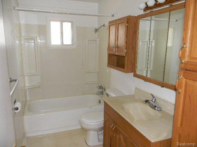2425 Howe Street Utica, MI 48317 - Photo 19 of 21 261-904345 Bathroom 2.JPG