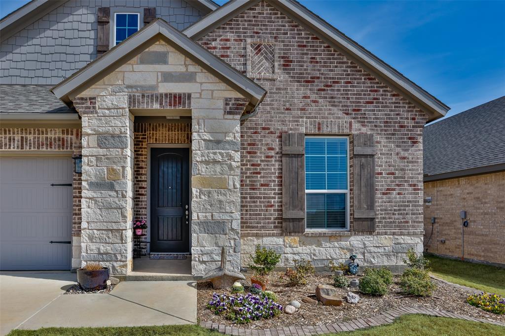 622 Juneau Street Gainesville, TX 76240 - Photo 1 of 39 a front view of a house with garden