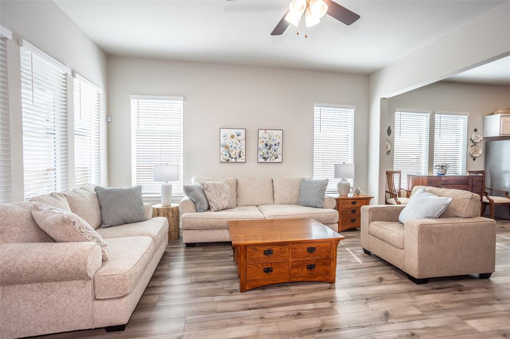 622 Juneau Street Gainesville, TX 76240 - Photo 13 of 39 a living room with furniture and a large window