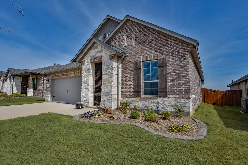 622 Juneau Street Gainesville, TX 76240 - Photo 2 of 39 a front view of a house with a yard