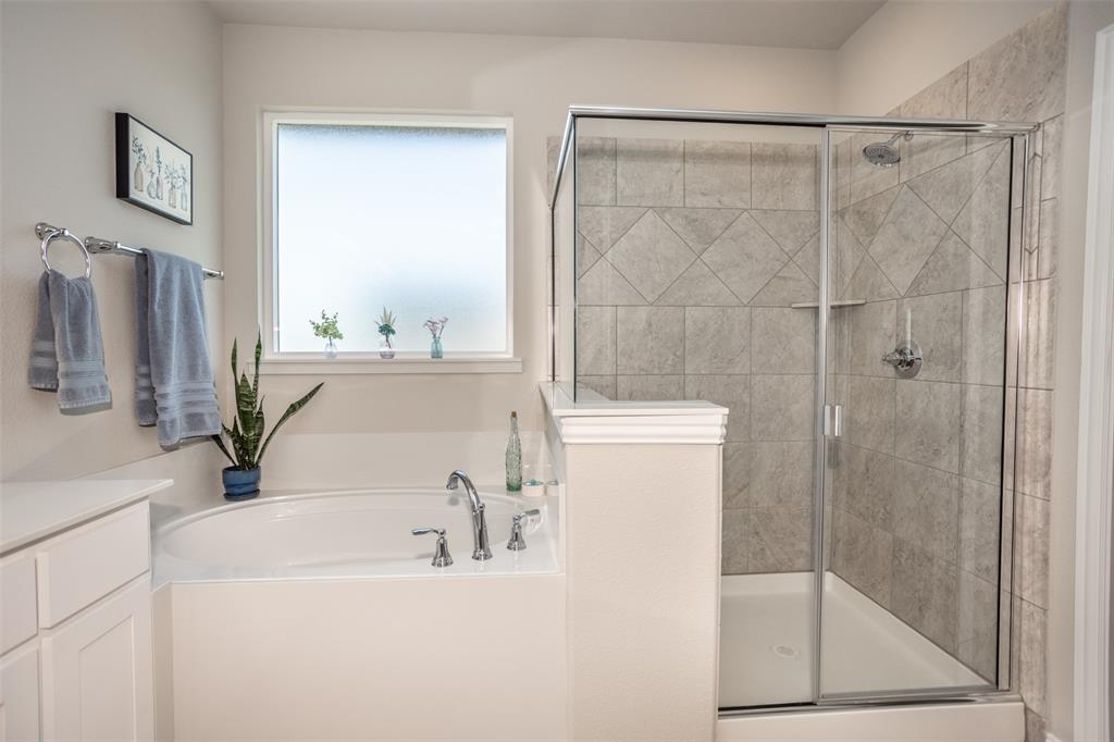 622 Juneau Street Gainesville, TX 76240 - Photo 30 of 39 a bathroom with a sink and a mirror