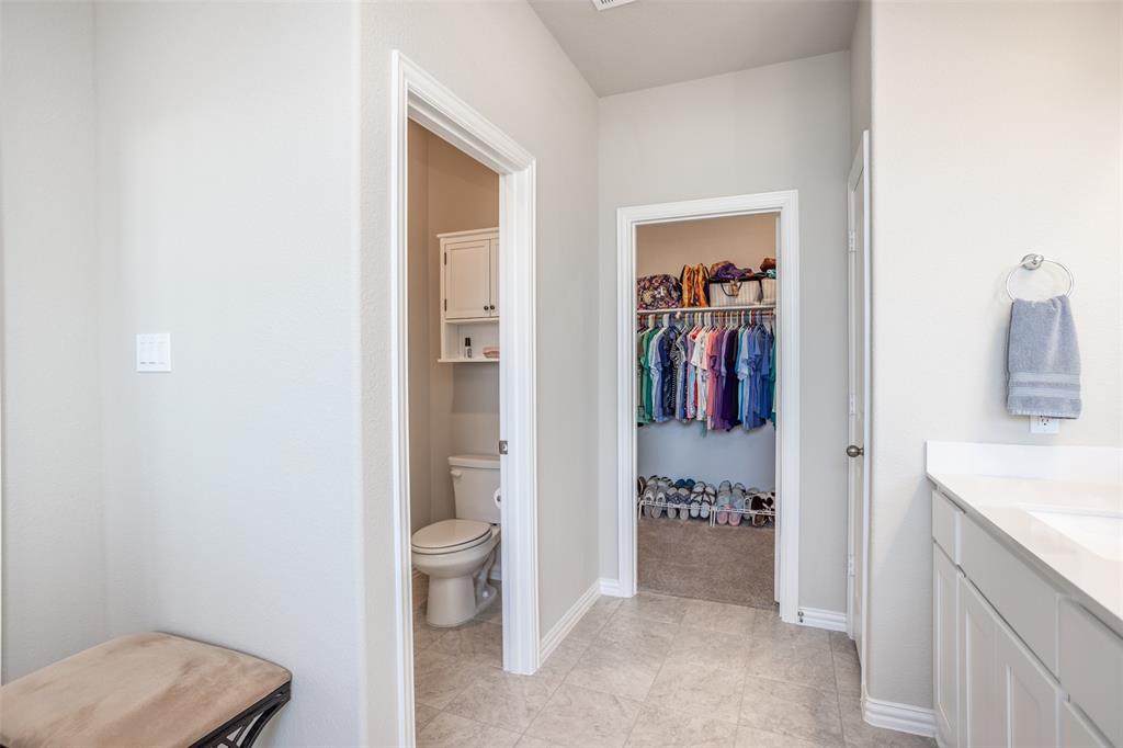 622 Juneau Street Gainesville, TX 76240 - Photo 33 of 39 a view of a bathroom from the hallway