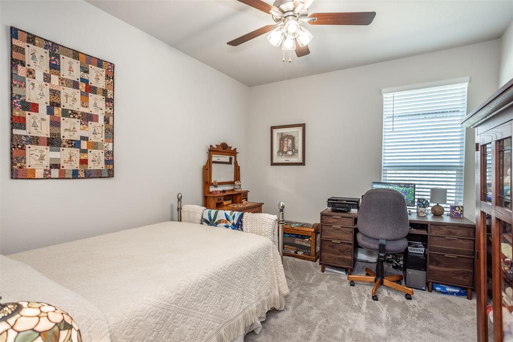 622 Juneau Street Gainesville, TX 76240 - Photo 34 of 39 a bedroom with a workspace