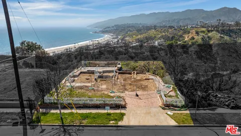 a view of a back yard