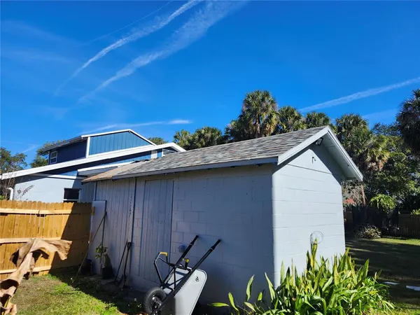 a view of a backyard