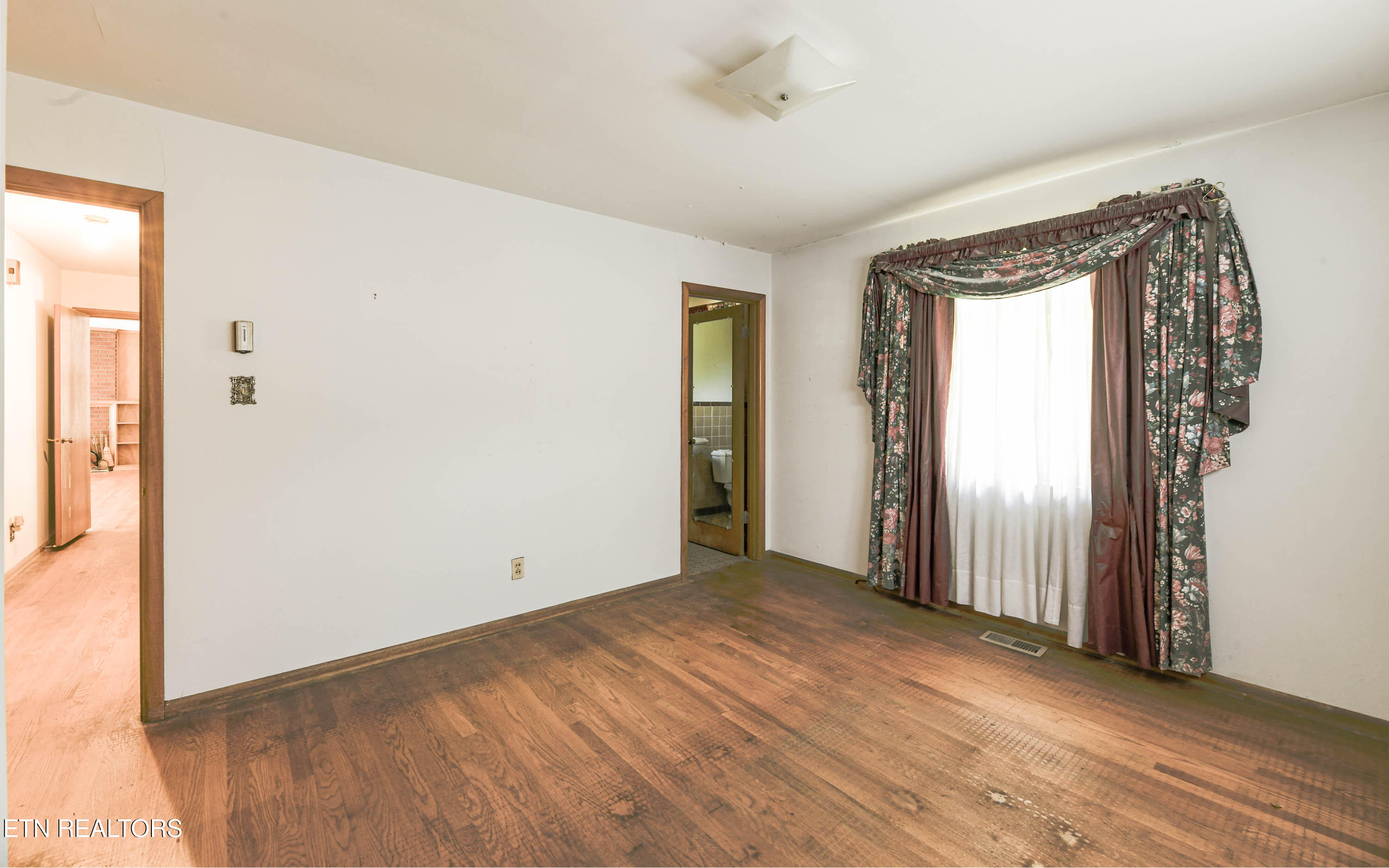 816 Whitehall Road Knoxville, TN 37909 - Photo 4 of 18 816 Whitehall-13