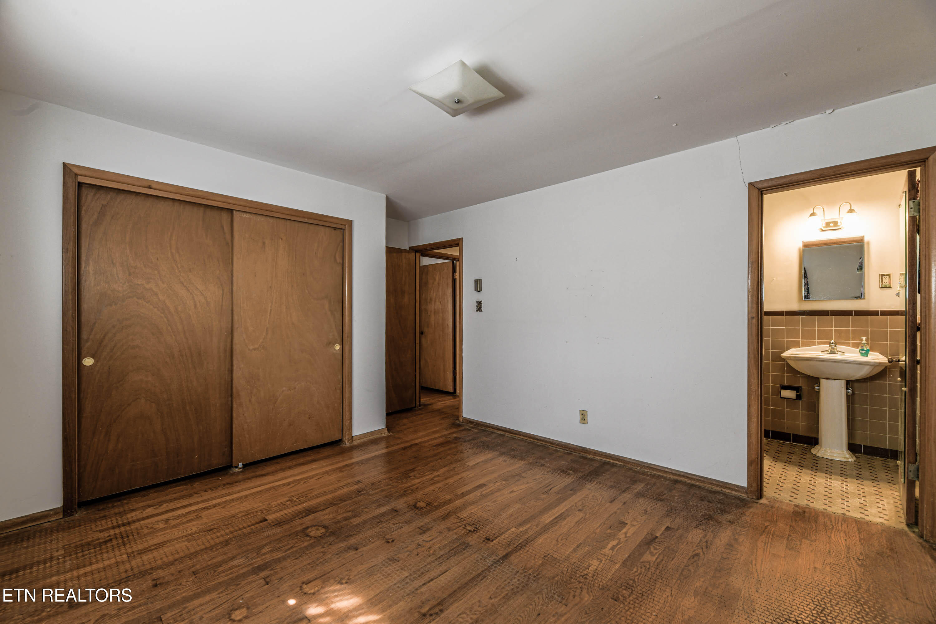 816 Whitehall Road Knoxville, TN 37909 - Photo 6 of 18 816 Whitehall Rd-3