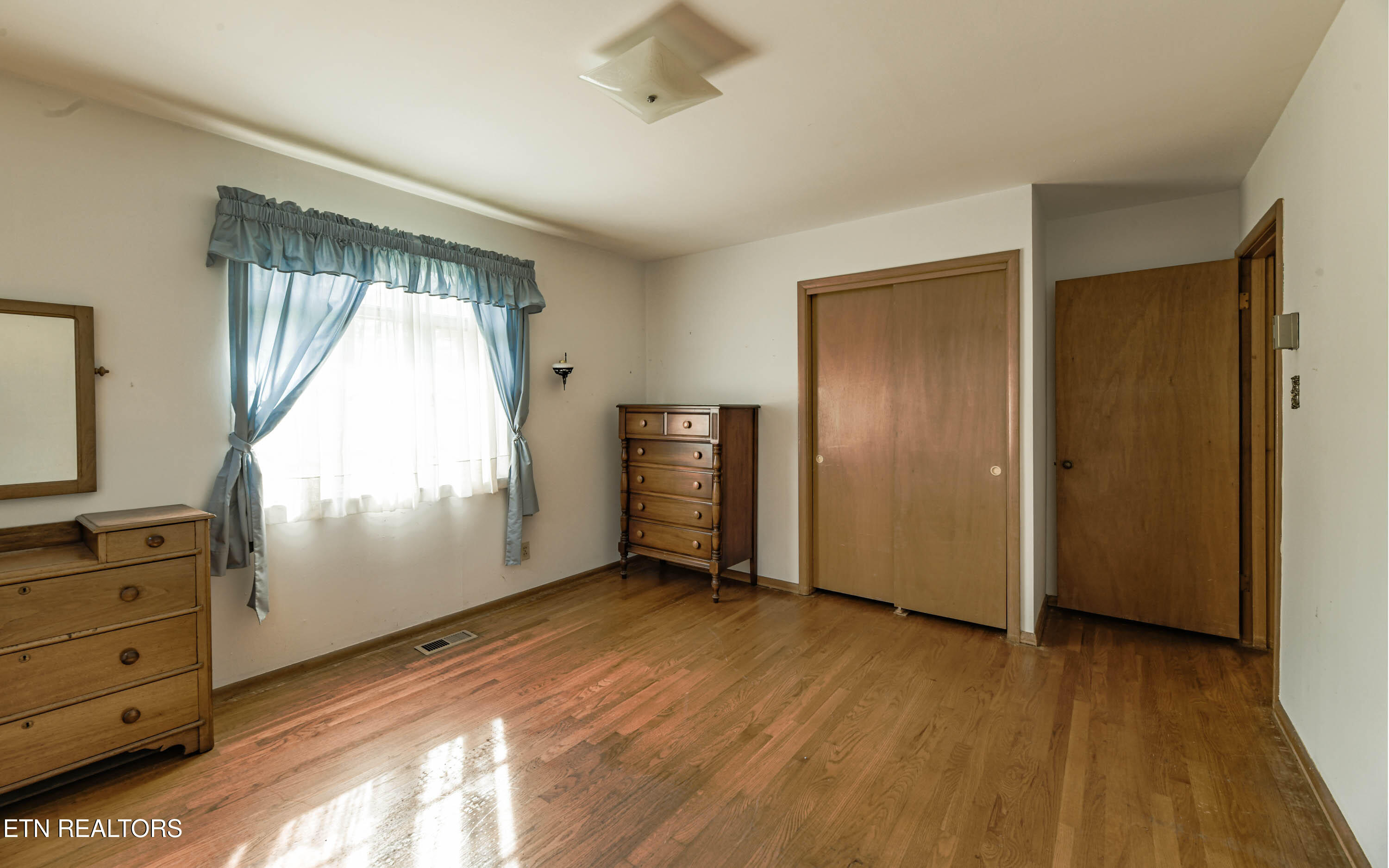 816 Whitehall Road Knoxville, TN 37909 - Photo 8 of 18 816 Whitehall-12